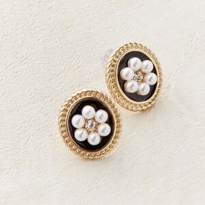 NWT Elegant Floral Stud Earrings